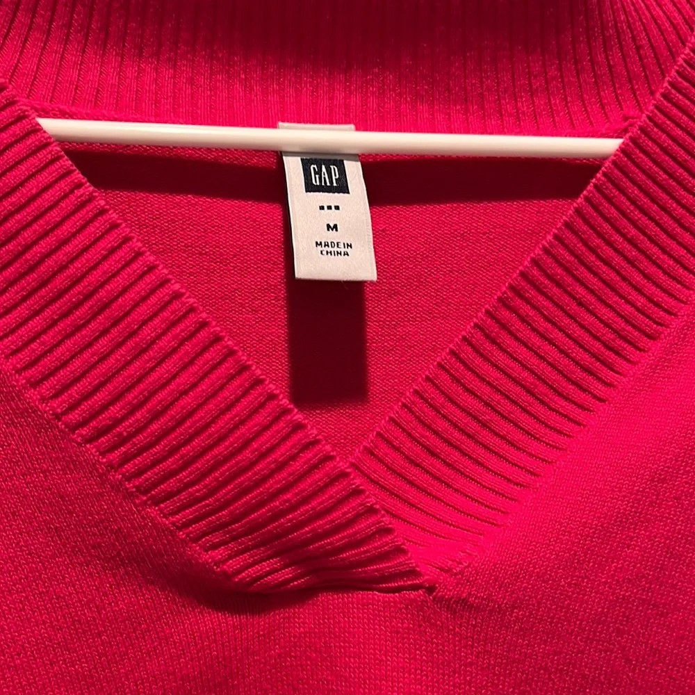 Woman’s Pink Gap sweater - Picture 2 of 5